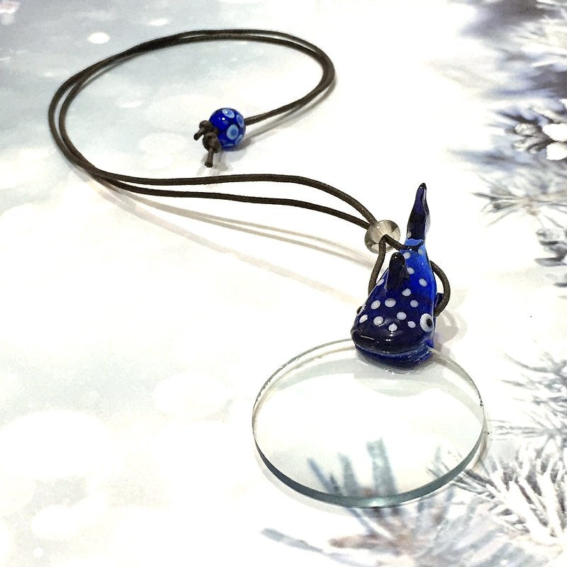 Glass Tofu Shark Magnifying Glass Necklace - สร้อยคอ - แก้ว สีน้ำเงิน