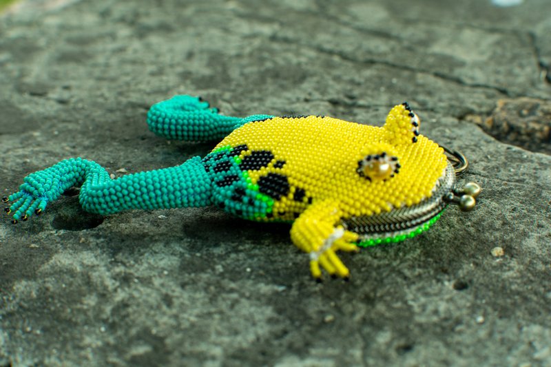 Frog keychain. Beaded coin purse. Purse charm. - 鑰匙圈/鑰匙包 - 其他材質 綠色
