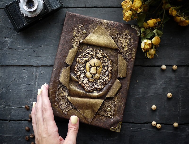 Brown diary with lion, Polymer clay journal, handmade notebook, vintage book - สมุดบันทึก/สมุดปฏิทิน - หนังเทียม สีนำ้ตาล