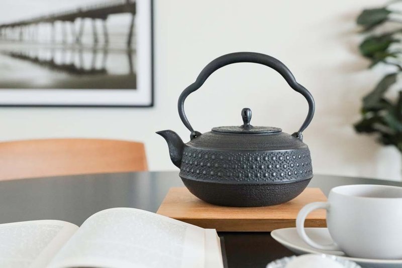 Kunzan Kobo Nambu Iron Teapot Axle-shaped Tortoise Shell - Teapots & Teacups - Other Metals Black