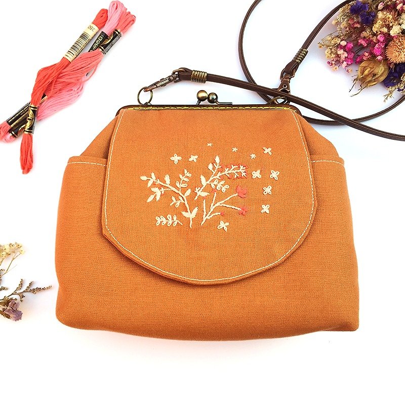 Embroidered flower shoulder back side back exquisite kiss lock bag - กระเป๋าแมสเซนเจอร์ - ผ้าฝ้าย/ผ้าลินิน สีส้ม