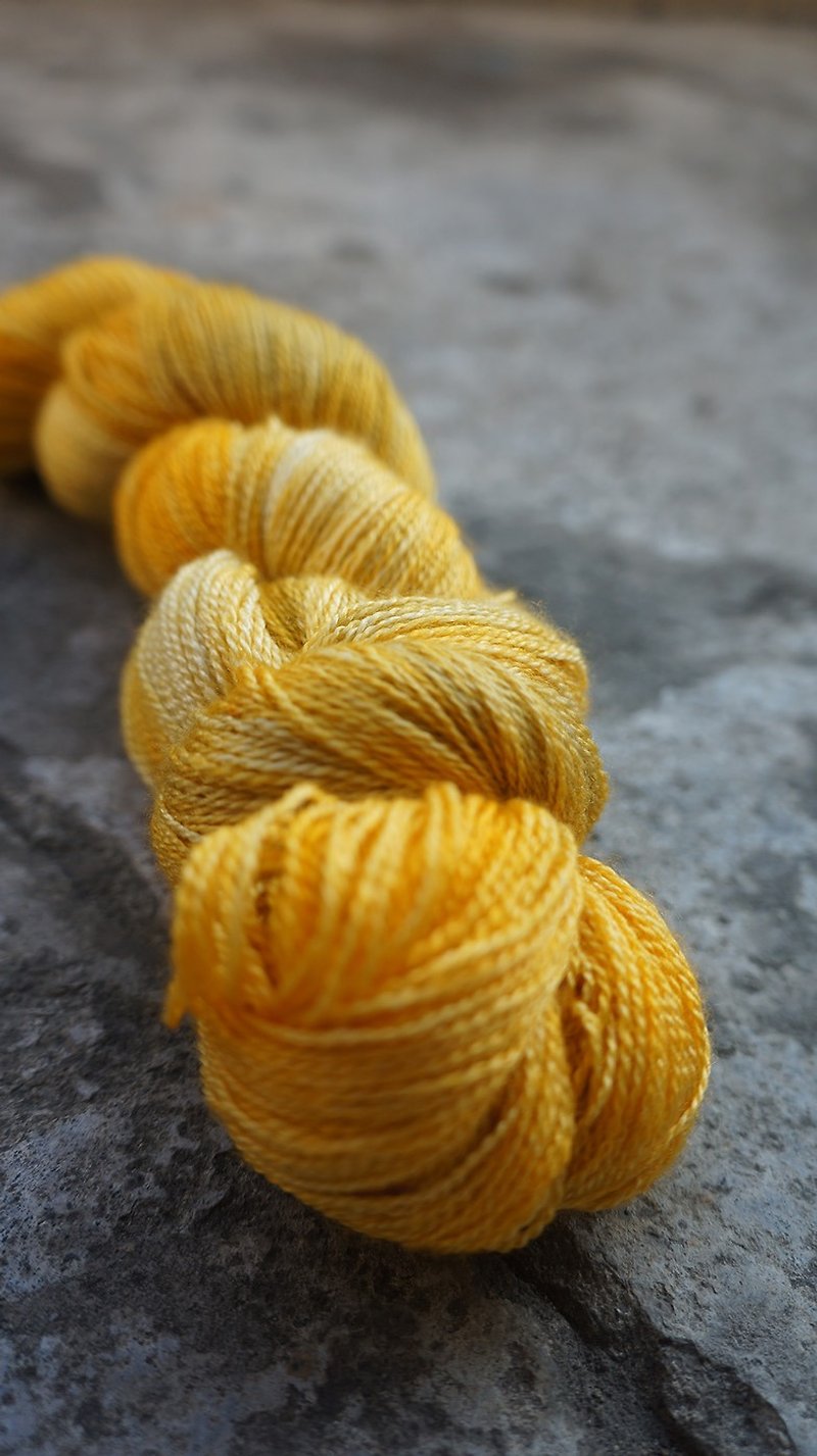 手染線。金沙。(超水洗美麗諾/絲/蕾絲線) - 編織/羊毛氈/布藝 - 羊毛 