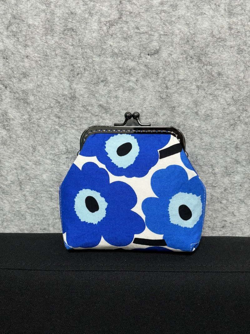 MBC handmade Marimekko 10cm square frame kiss lock bag loose paper bag light blue flower - กระเป๋าแมสเซนเจอร์ - ผ้าฝ้าย/ผ้าลินิน สีน้ำเงิน