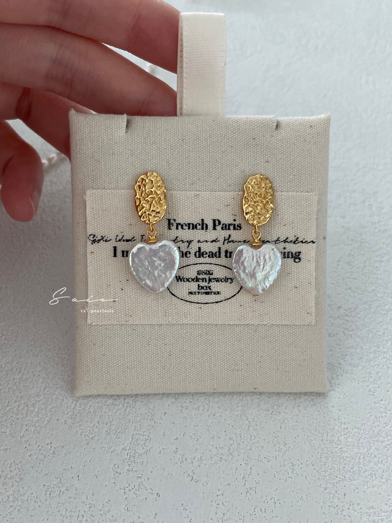 Vintage Golden Heart Earring 复古金色爱心珍珠耳钉 - ต่างหู - ไข่มุก สีทอง