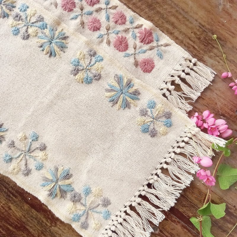 カレン民族の手刺繍クロス / インテリア飾り/ ホワイト 藍色刺繍/ 草木染めコットン 手織り / 1点もの / one-of-a-kind / タイ - 其他 - 棉．麻 白色