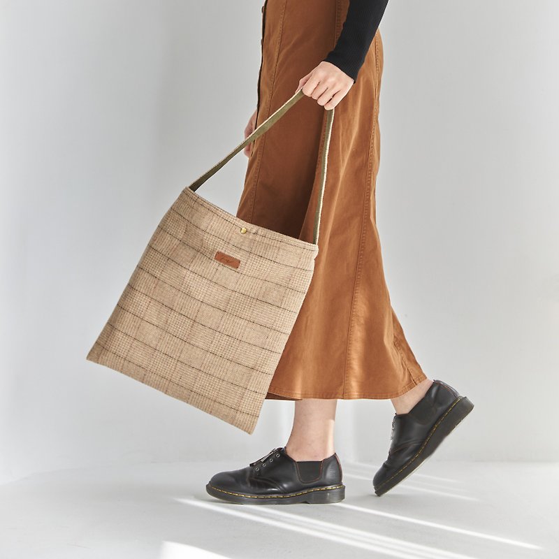 Cardigan Wool Shoulder Bag (Milk Tea) - กระเป๋าถือ - ขนแกะ สีกากี