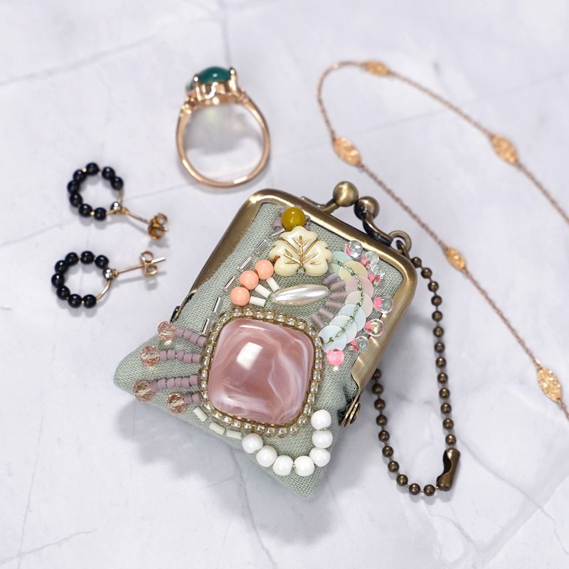 バッグチャームにも、小さな小さなビーズ刺繍のがま口　17　グリーン　プレゼント　アクセサリーケース　くすみカラー - 吊飾/掛飾 - 棉．麻 綠色