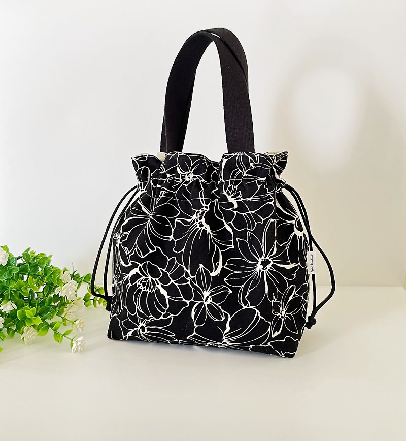 [Black outline flower at the age of year] drawstring bag/handbag - กระเป๋าถือ - ผ้าฝ้าย/ผ้าลินิน สีดำ