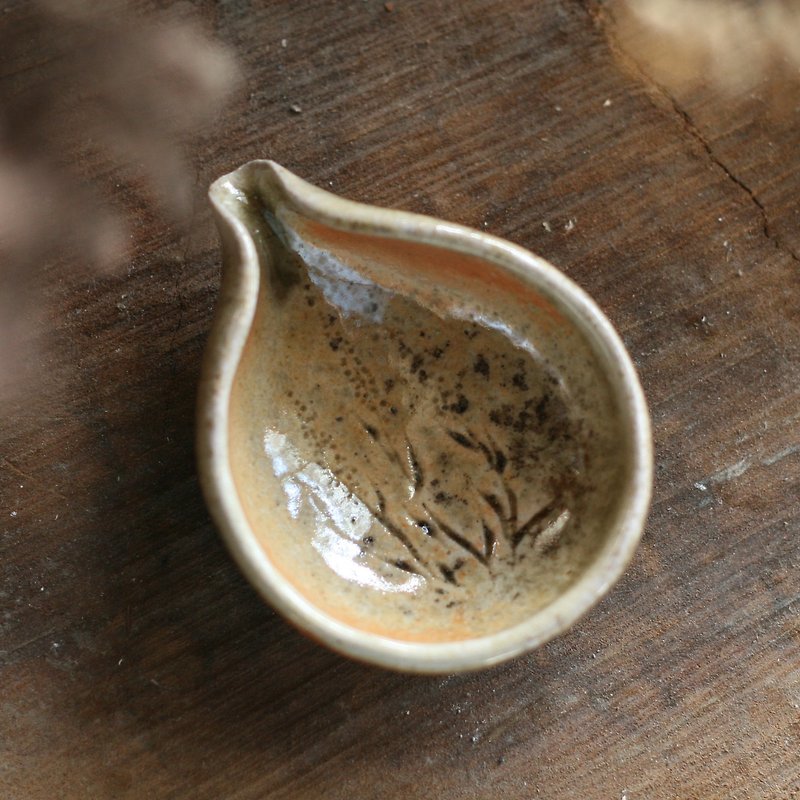 Hand kneading wood-fired pottery oil pot lavender - น้ำหอม - ดินเผา สีกากี