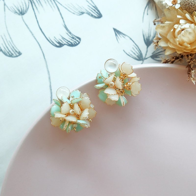 1KM Blossoms‧Love Hydrangea Resin Flower Earrings - Earrings & Clip-ons - Resin 