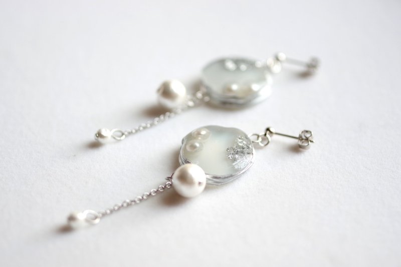 Resin Art Slice Agate and Cotton Pearl Earrings - MIZORE - ต่างหู - เรซิน สีเทา