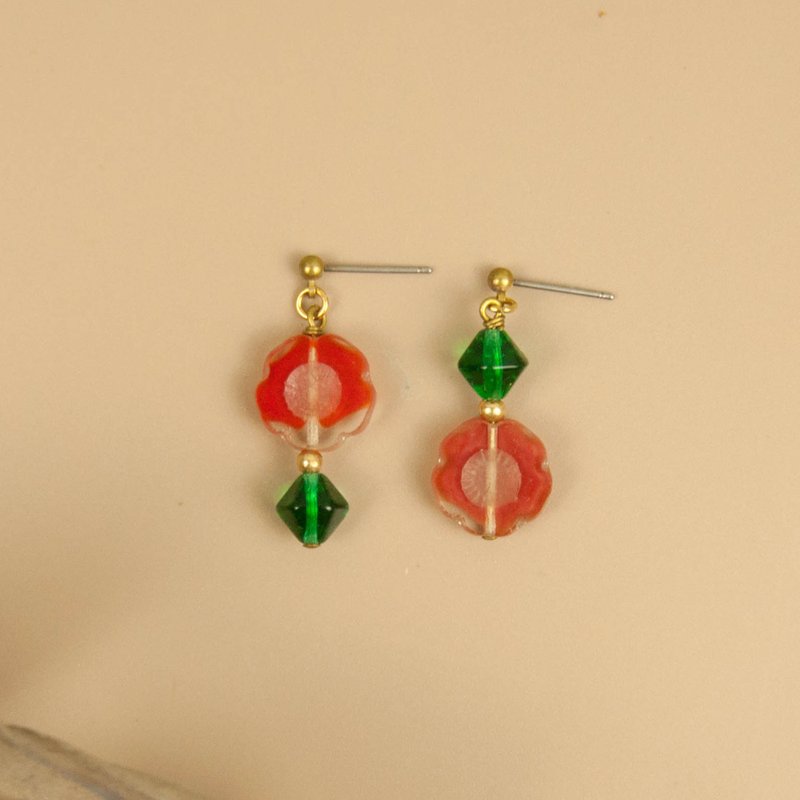 Red Flower Green Leaf Earrings - ต่างหู - แก้ว สีแดง