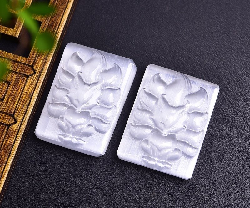 石膏石九尾狐吊墜 晶體通透 貓眼效應好 - 吊飾/掛飾 - 水晶 
