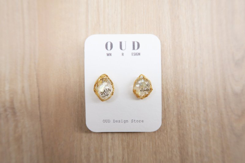 OUD Original. Geometric--Golden Edge With Shell Detail Stud Earring/Clip-on - ต่างหู - เปลือกหอย 