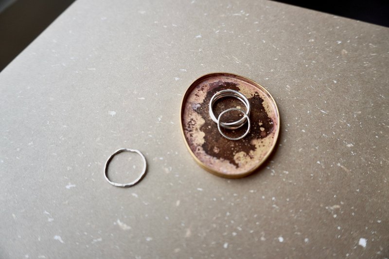 手做黃銅小盤子-火痕不規則圓 - 擺飾/家飾品 - 銅/黃銅 金色