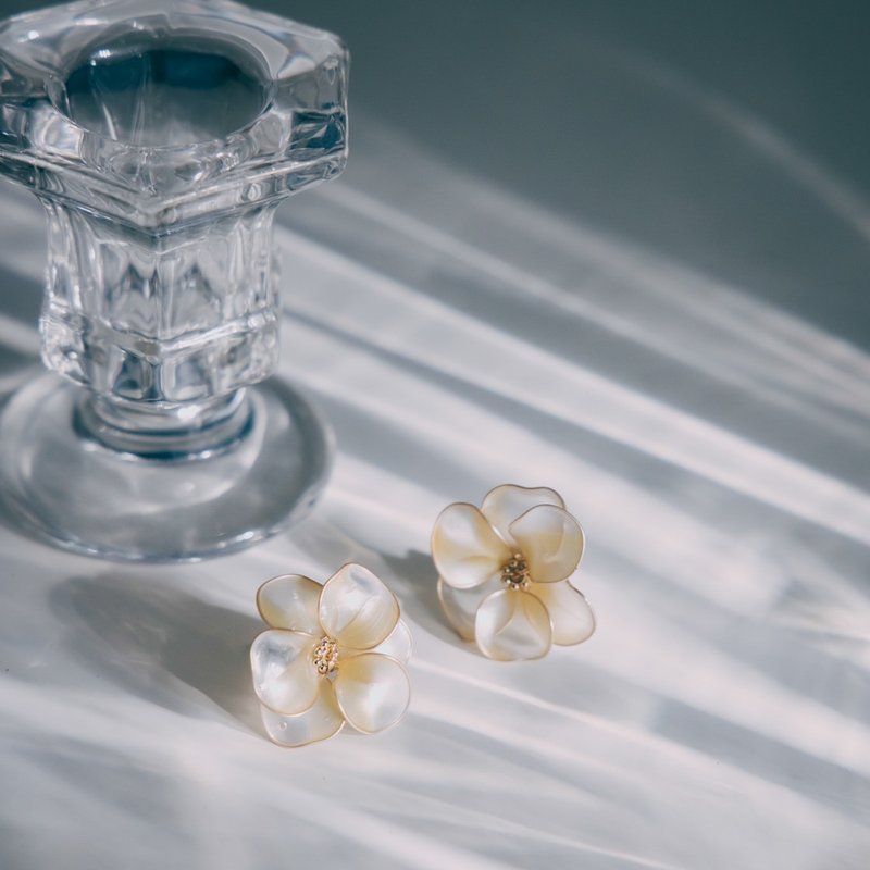 [Lieger Begonia-Light Goose Yellow] On-ear earrings | Crystal flower jewelry | Bridal jewelry - Earrings & Clip-ons - Resin Yellow