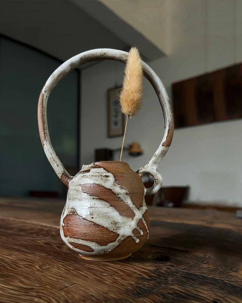 流白 單耳提樑花器 花瓶 零四 | 陶器皿 - 花瓶/花器 - 陶 白色