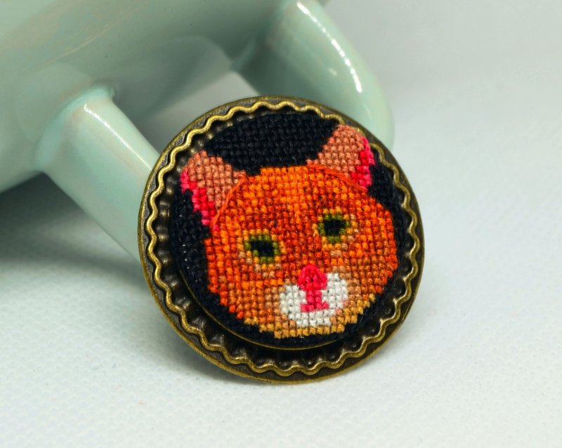姜貓刺繡胸針十字繡首飾送給寵物愛好者橙色手工製作的生日禮物 - 胸針 - 繡線 橘色