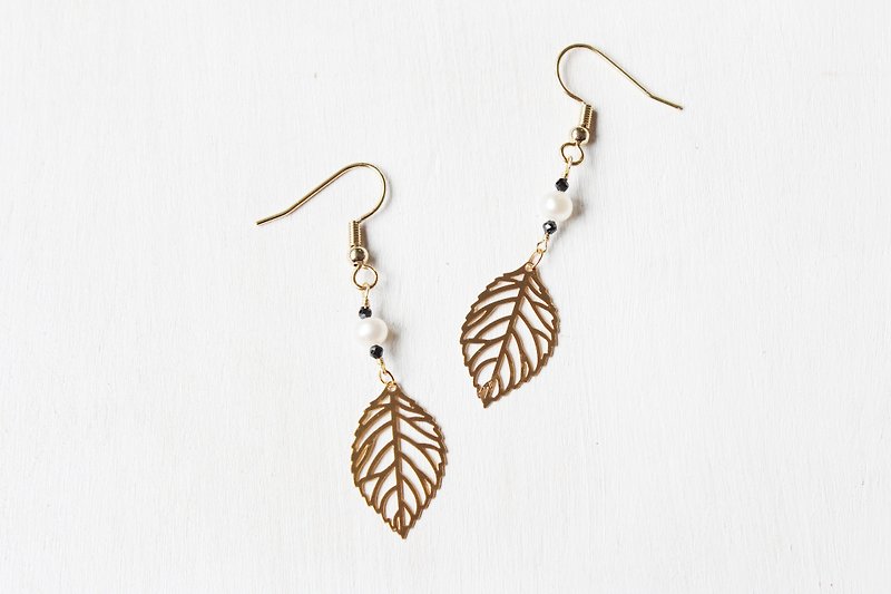 【JULY-birthstone-Spinel】 leaves hanging earrings (Customizable clip-on) - ต่างหู - เครื่องเพชรพลอย สีดำ