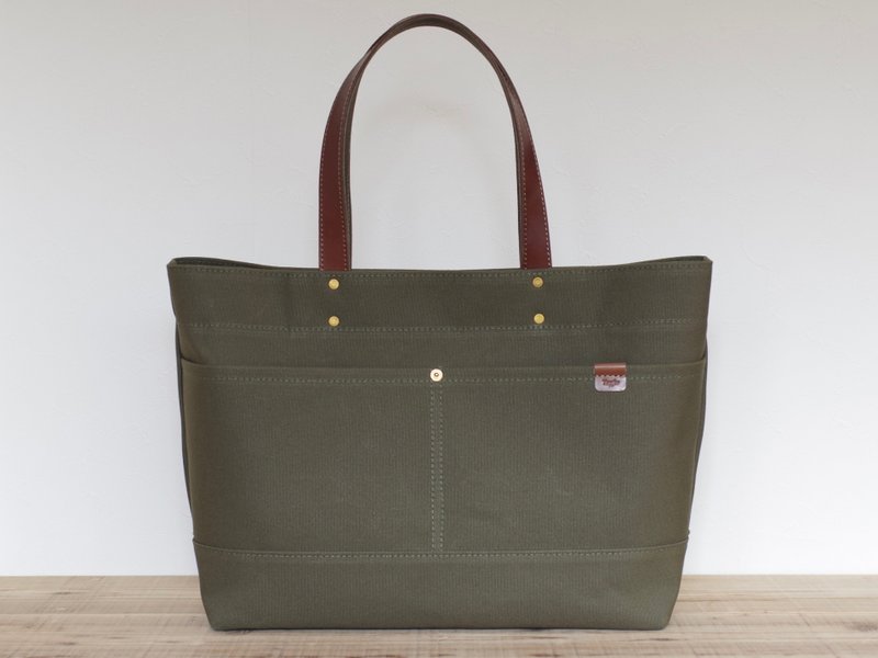 Leather handle canvas tote bag A4 landscape with outer pocket olive - กระเป๋าถือ - ผ้าฝ้าย/ผ้าลินิน สีเขียว