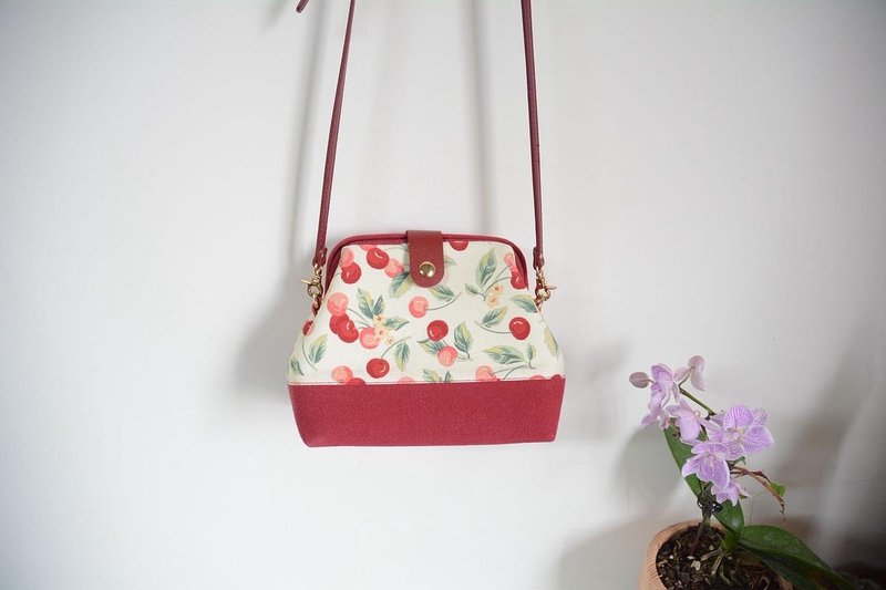 [Lucky Bag] Handmade embroidered fabric art, cherry coin purse crossbody bag - กระเป๋าแมสเซนเจอร์ - ผ้าฝ้าย/ผ้าลินิน สีแดง