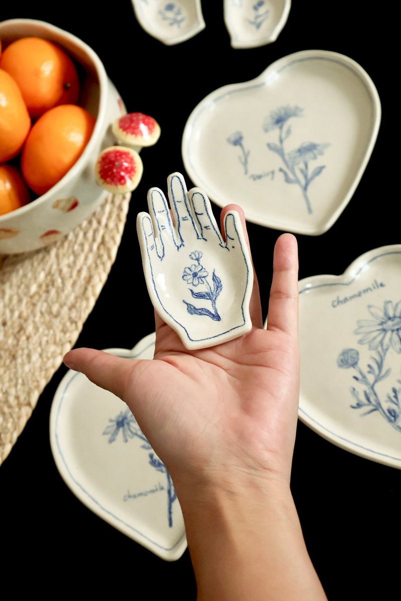 Ceramic Plate Everyday Nature Drawn to Life - 花瓶/花器 - 陶 藍色