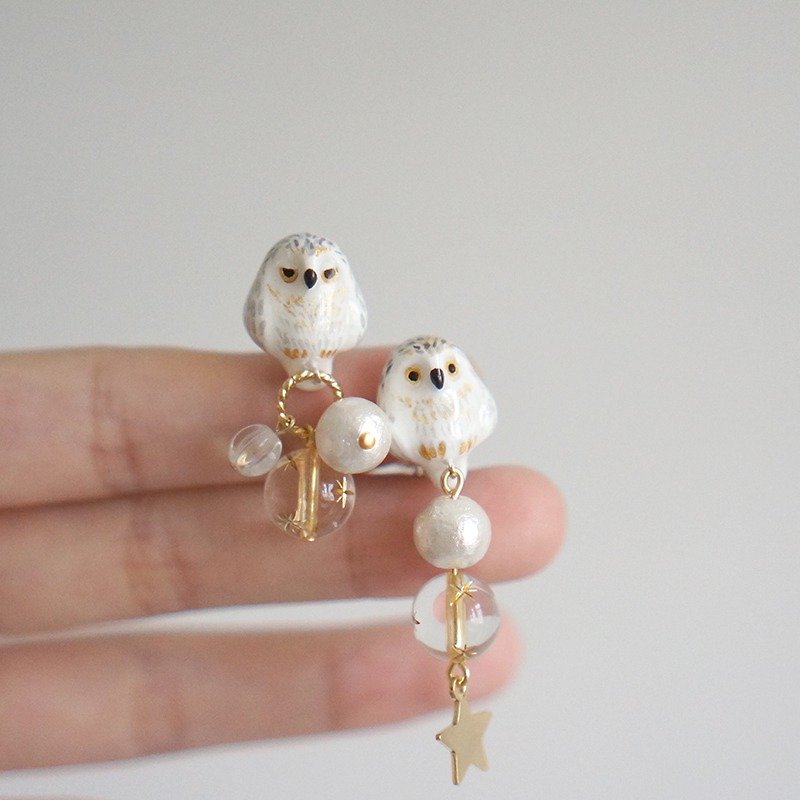 One-horned Forest Store-Dream Snow Owl Pair of Ear Pins or Ear Clips - ต่างหู - ดินเหนียว 
