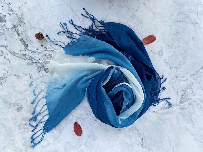 Landscape indigo dyed scarf - ผ้าพันคอถัก - ผ้าฝ้าย/ผ้าลินิน สีน้ำเงิน