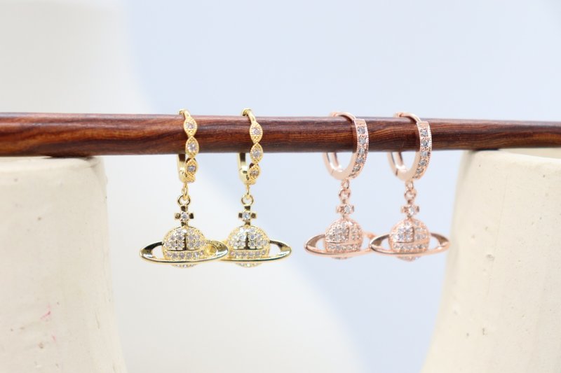 Dainty Gold Planet Earrings Saturn Dangle Hoops Earrings Handmade Huggie Earring - 耳環/耳夾/耳骨夾 - 寶石 金色
