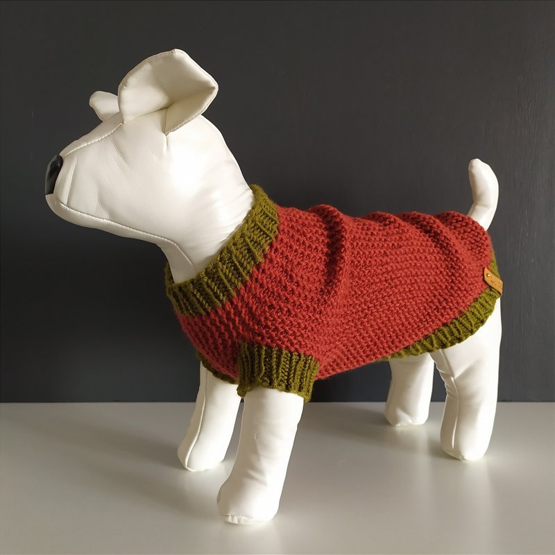 Bright warm hand-knitted dog sweater - 寵物衣服 - 其他材質 多色