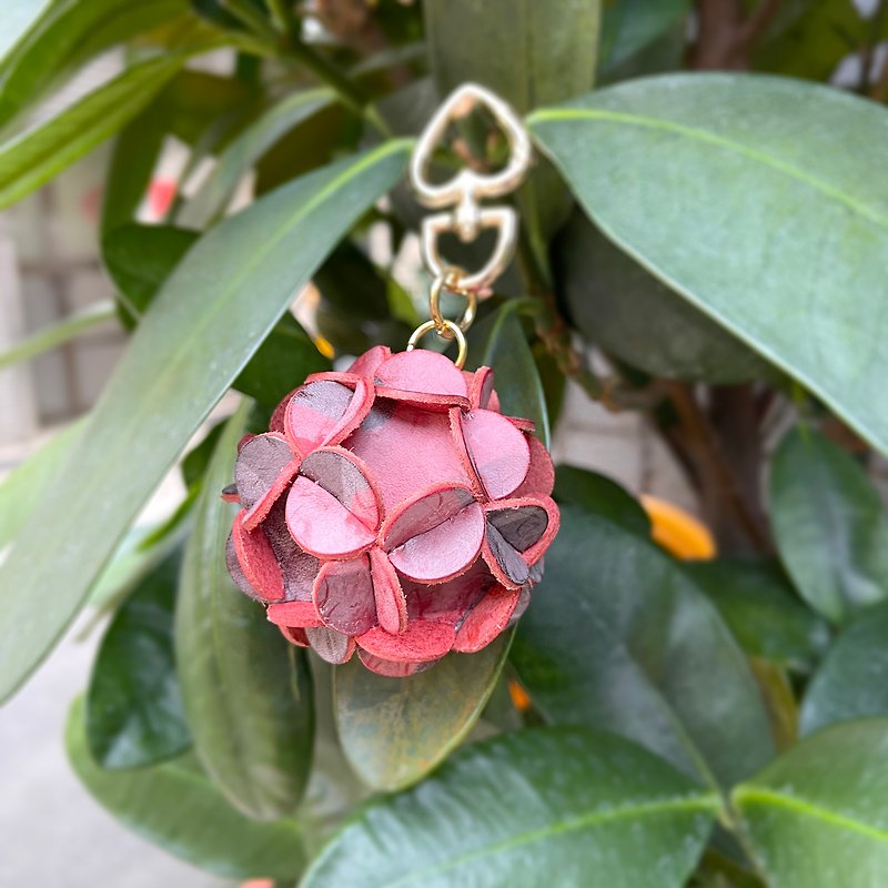 Fog Wax camouflage cowhide hydrangea ball key ring - pretty red wedding small ornaments charm - ที่ห้อยกุญแจ - หนังแท้ สีแดง
