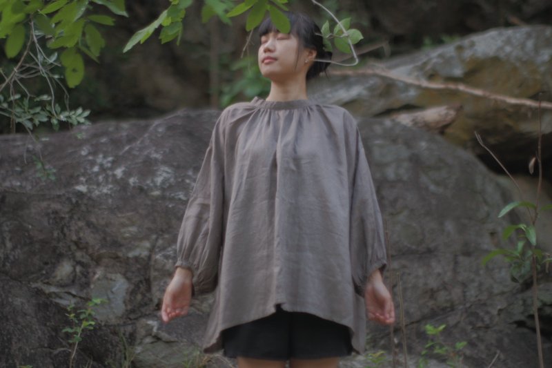 a little grey | Pompom 2 ways top | linen with natural color - 女上衣/長袖上衣 - 棉．麻 咖啡色
