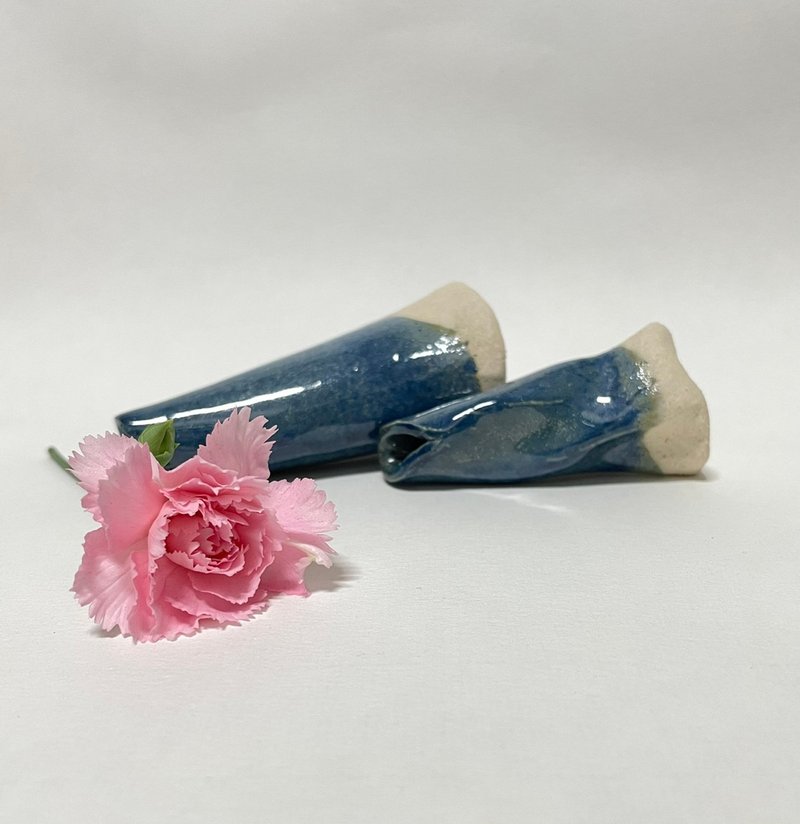 [Wuxi Studio] Sea Cucumber Blue Hand Pinch Small Flower Vessel - Pottery & Ceramics - Pottery Blue