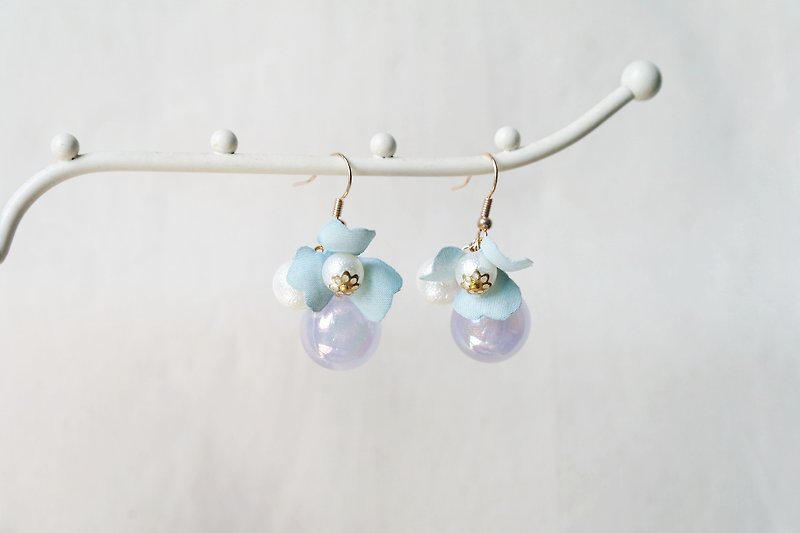 可愛熏藍花朵靈動珠子耳環耳飾 - 耳環/耳夾 - 其他金屬 藍色
