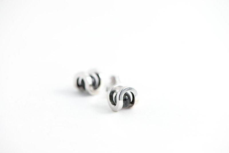 圓珠銀耳環 Round Well Earrings - 耳環/耳夾 - 其他金屬 銀色