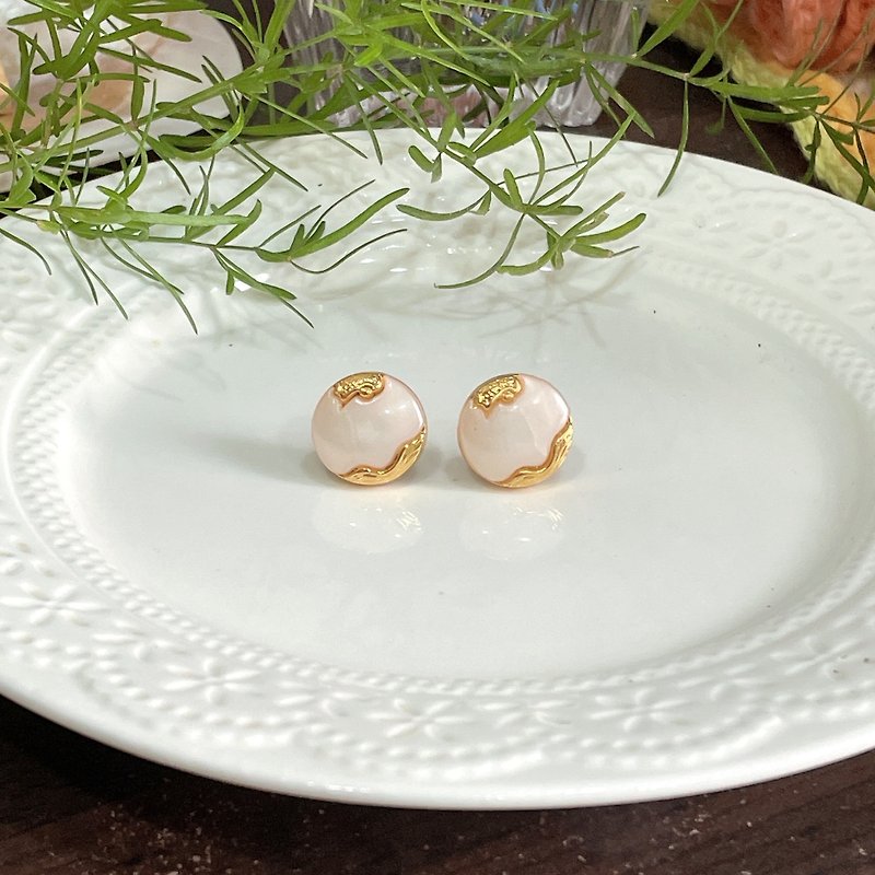 Made in Taiwan, old-fashioned pearl white semicircular surface with gold cloud pattern button earrings - ต่างหู - โลหะ ขาว