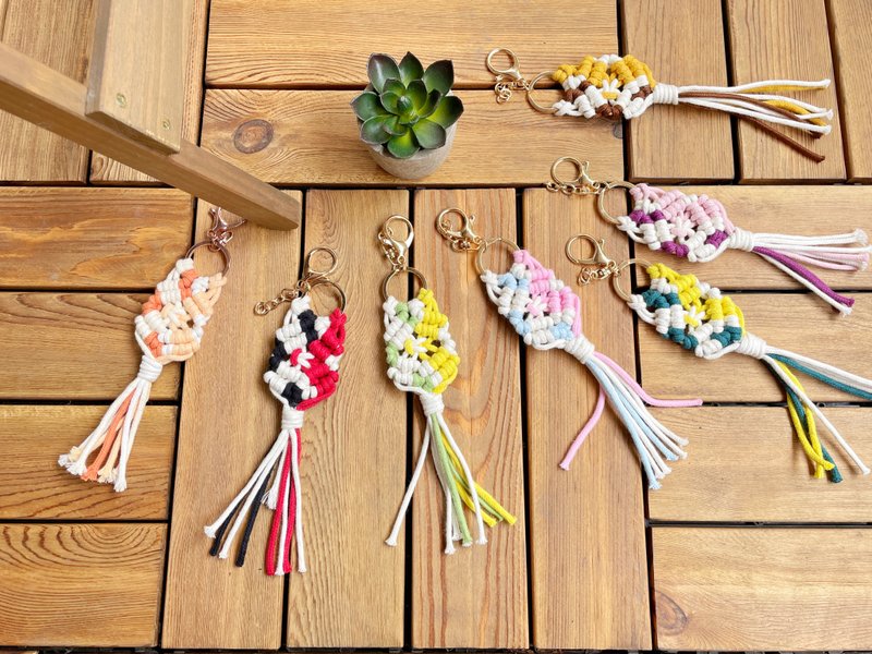 配色鑰匙圈掛飾【Macrame keychain kit 】材料包 - 編織/刺繡/羊毛氈/縫紉 - 棉．麻 