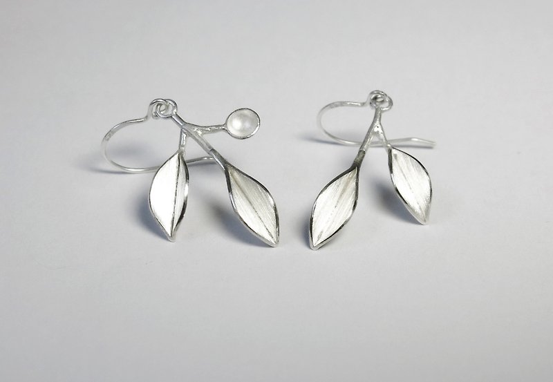Nature-Two Leaves With A Small Dot Silver Earrings/ dangle & drop earrings - ต่างหู - เงินแท้ สีเงิน