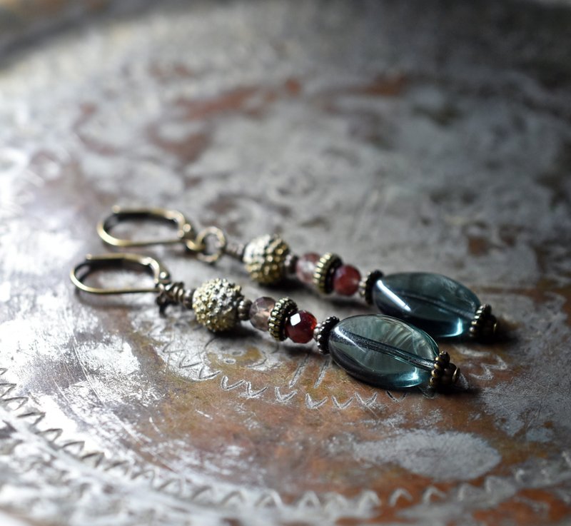 ブルーグレー楕円型チェコビーズとアンデシン、つぶつぶブラスのピアス - 耳環/耳夾/耳骨夾 - 玻璃 藍色