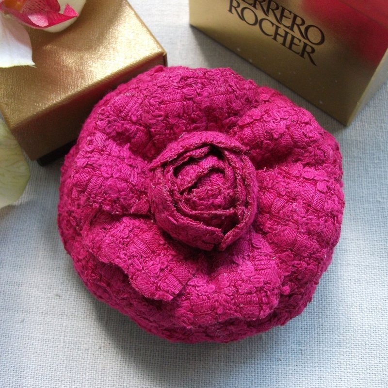 Camellia flower brooch in fuchsia fabric - 胸針 - 羊毛 紫色