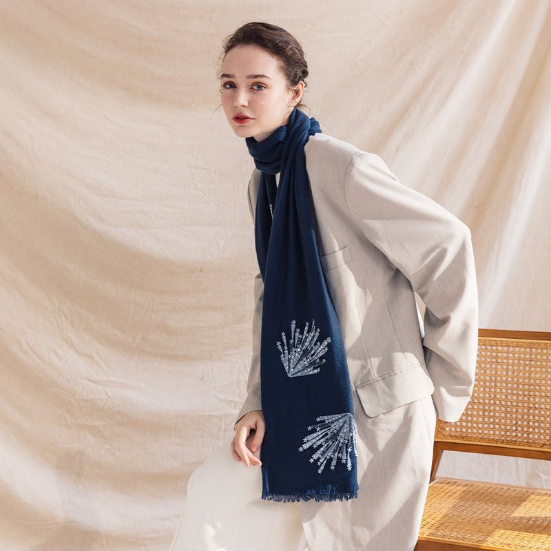 [Light Luxury] Phoebe Brilliant Meteor Beaded Lace Embroidery Pure Cashmere Cashmere Scarf - Denim Blue - ผ้าพันคอถัก - วัสดุอื่นๆ สีน้ำเงิน