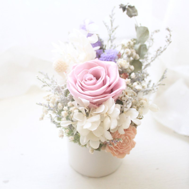 フランスの森の花と植物の小さな丸テーブルの花、桜の粉、永遠のバラの花の儀式 - ドライフラワー・ブーケ - 寄せ植え・花 ピンク