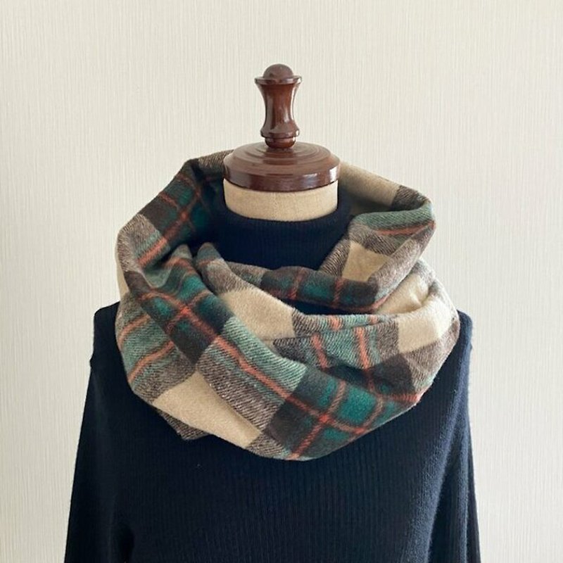 A snood with a tartan check pattern that will look stylish just by wearing it green beige - Knit Scarves & Wraps - Polyester Multicolor