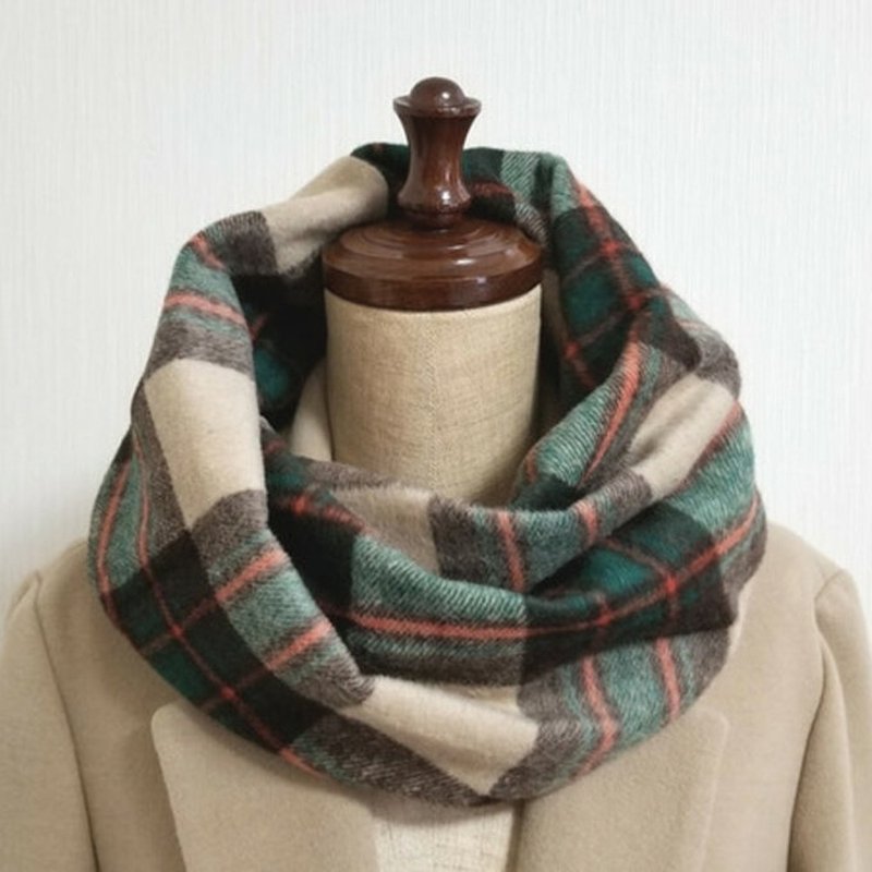 A snood with a tartan check pattern that will look stylish just by wearing it green beige - ผ้าพันคอถัก - เส้นใยสังเคราะห์ หลากหลายสี