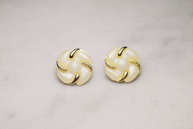 // VÉNUS 白 white elegant earrings ear clip ear pin / / ve150 - ต่างหู - พลาสติก สีทอง