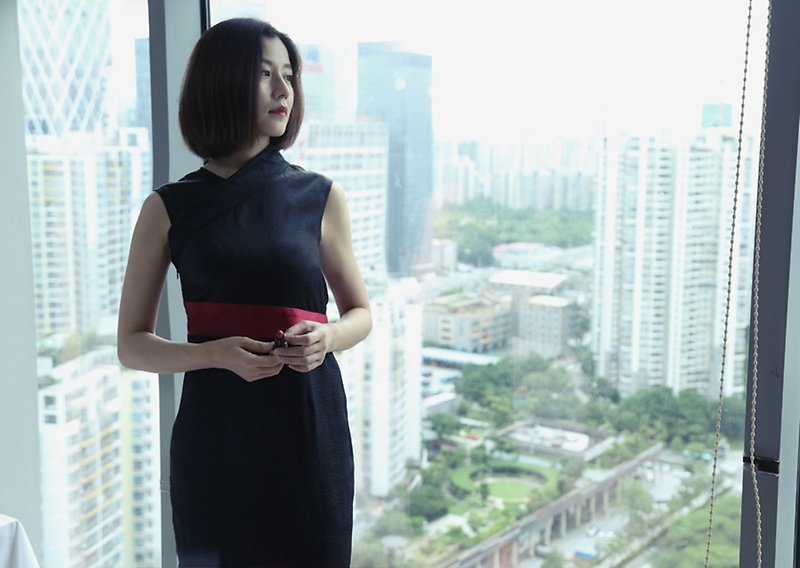 Suzy Satin Shawl Dress 朦胧 Starlight High-end Atmospheric Dress - ชุดเดรส - ผ้าไหม สีดำ