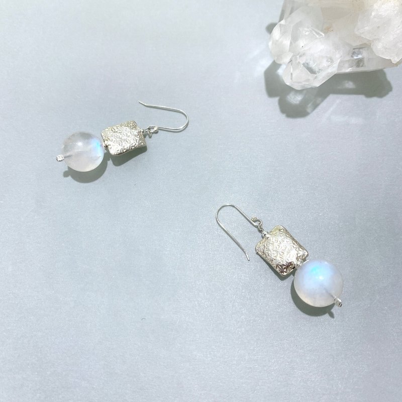 Ops moonstone earrings-月光石/純銀/耳環/氣質/戀愛/靈魂伴侶 - 耳環/耳夾/耳骨夾 - 寶石 銀色