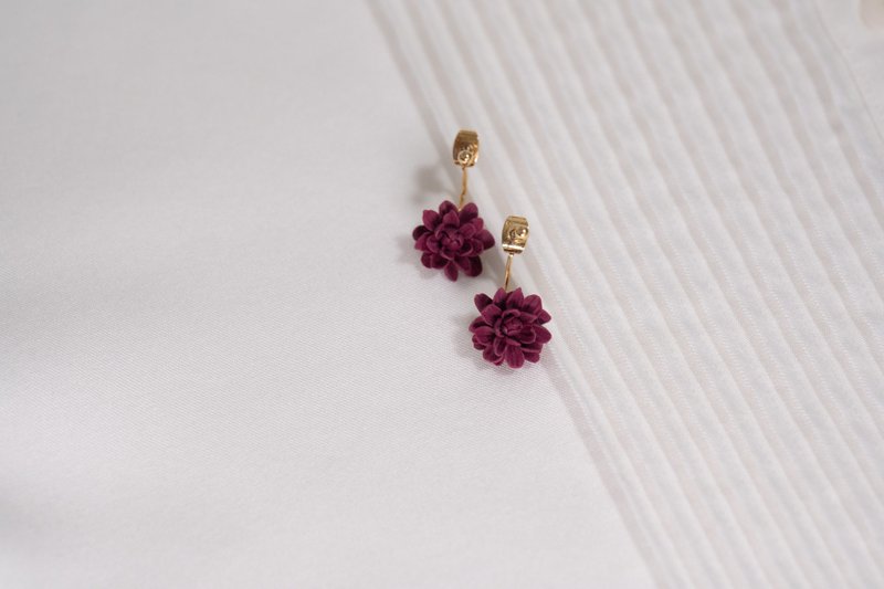 Burgundy Dahlia Earring - ต่างหู - ดินเหนียว สีม่วง