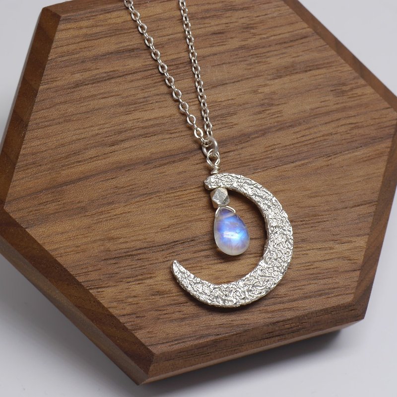 Moonlight-Blue Moonlight Crescent Moon Sterling Silver Necklace Natural Stone Moonstone - สร้อยคอ - เครื่องประดับพลอย สีเงิน