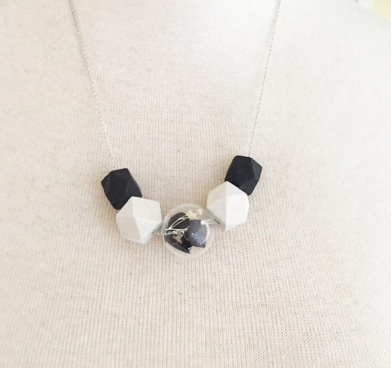 LaPerle black and white geometric flowers withered flowers and glass beads transparent bubble bead necklace necklace necklace necklace birthday gift Necklace - Chokers - Glass Black